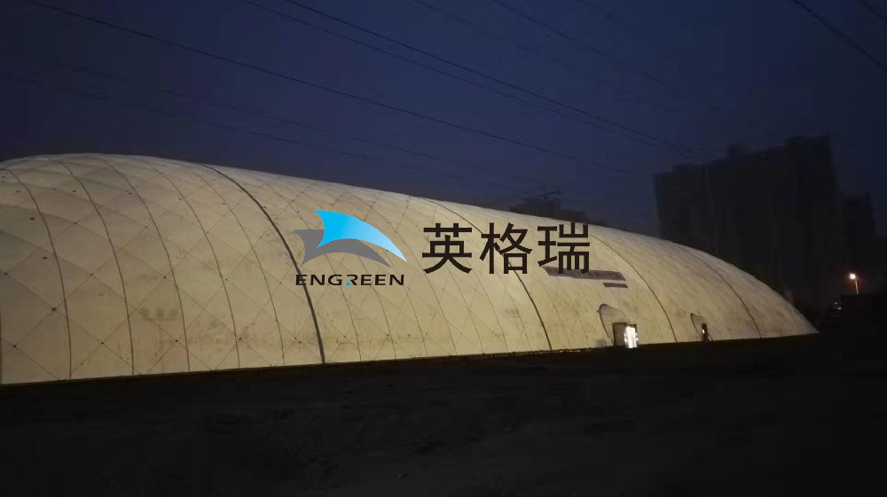 全封閉式的環保倉儲系統，在對露天煤場進行封閉處理時，能做到對煤炭揚塵隔離