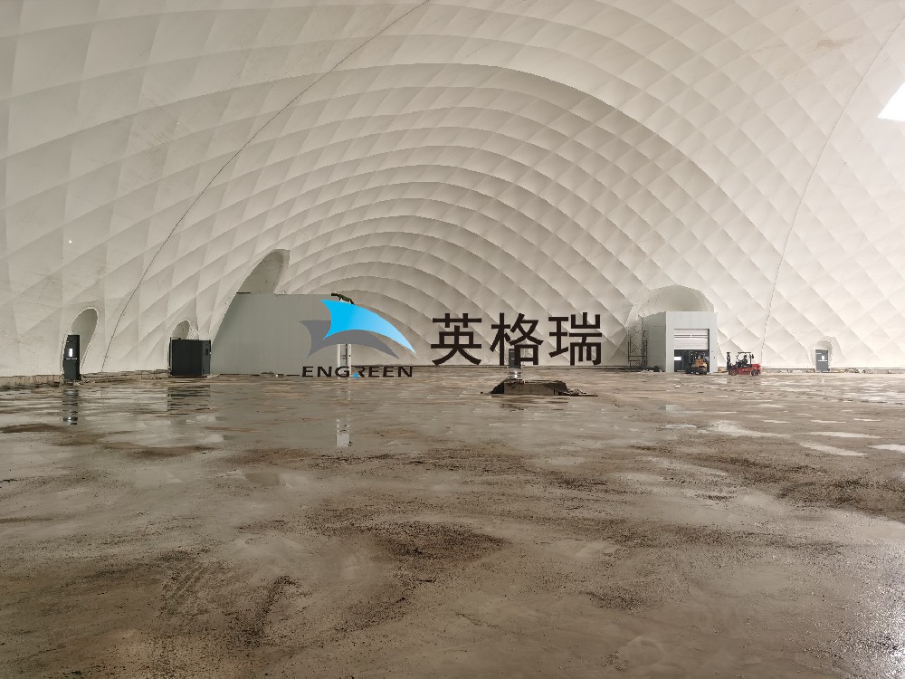 氣膜倉(cāng)庫(kù)內(nèi)部空間無礙，大型機(jī)械可自由運(yùn)行，空間利用率高